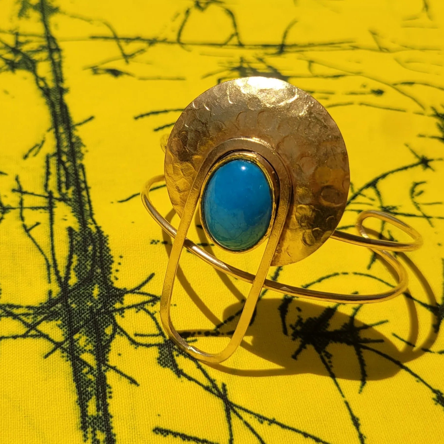 bracelet en bronze Rana, une manchette dorée pour femme faite main par des artisans dakarois