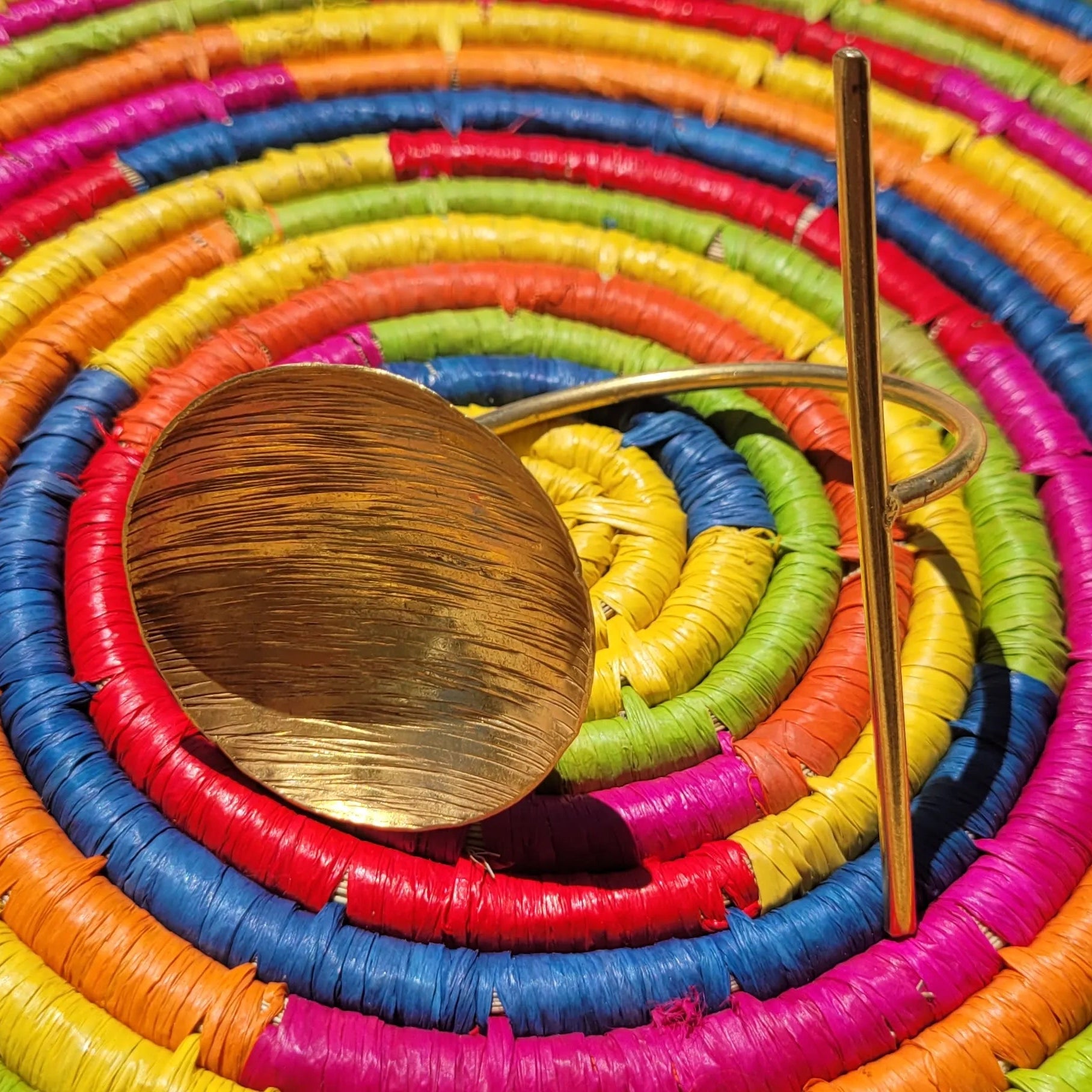 bracelet en bronze Yoruba, un bijou africain orné d’une coupe solaire