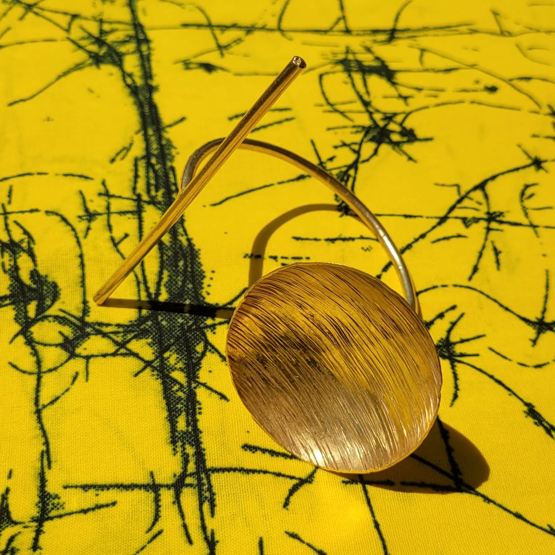 bracelets en bronze Yoruba, des bijoux originaux ornés d’une coupe solaire