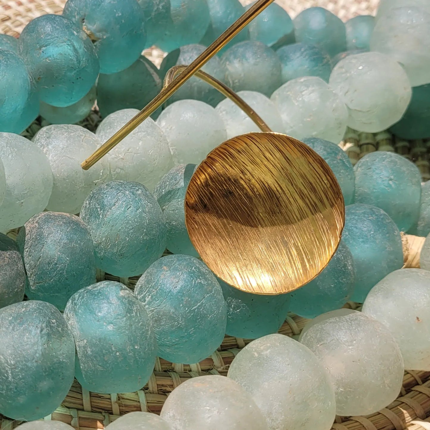 bracelets en bronze Yoruba, des bijoux originaux au fini brossé