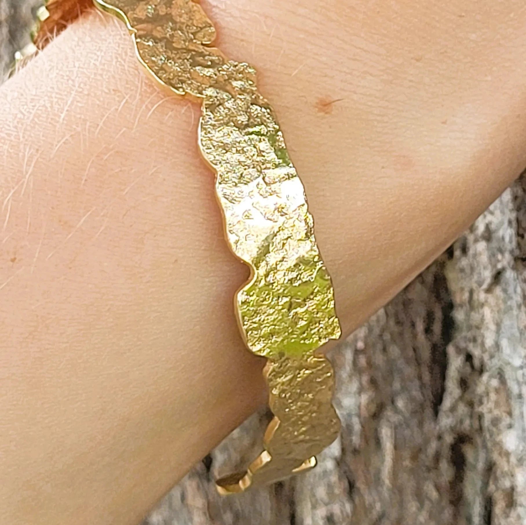 bracelet jonc pour femme Arya en laiton recouvert d’or 24 carats