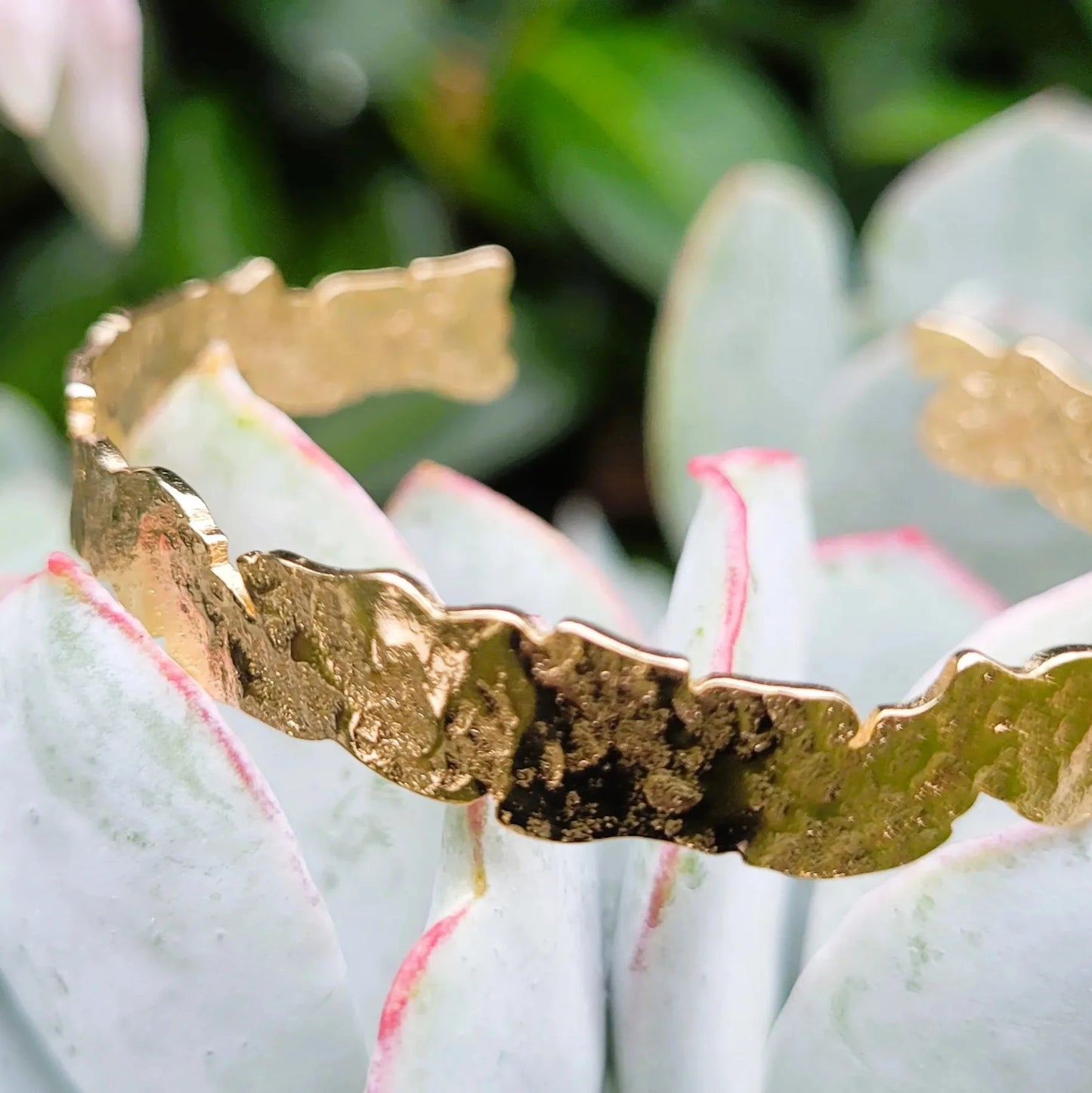 jonc bracelet pour femmes Arya en laiton recouvert d’or 24 carats