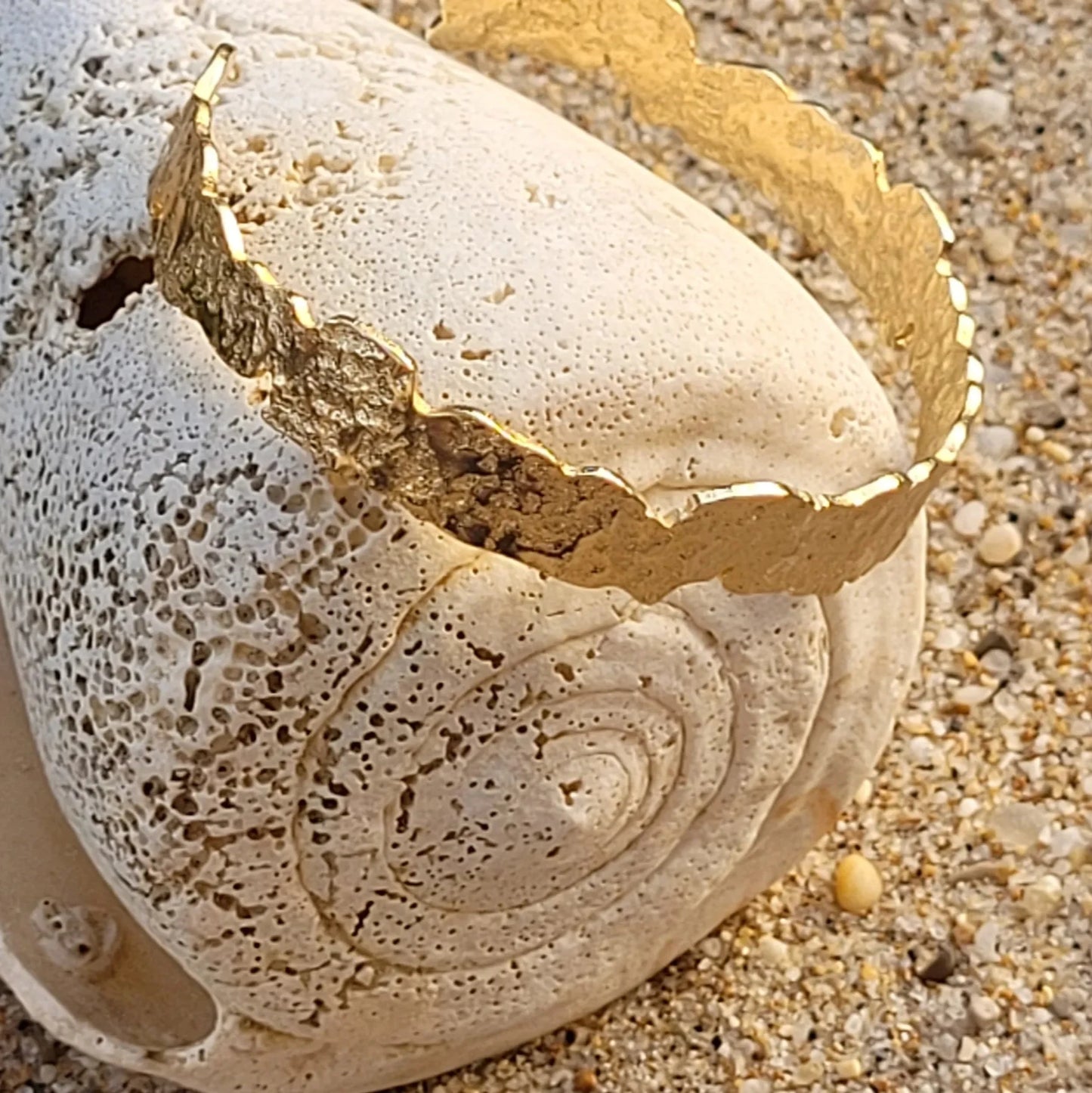 jonc Arya bracelet pour femme très tendance en laiton recouvert d’or 24 carats