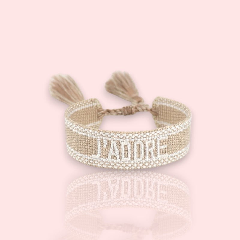 bracelet J’adore en tissu beige, un bracelet brésilien original tendance en 2025