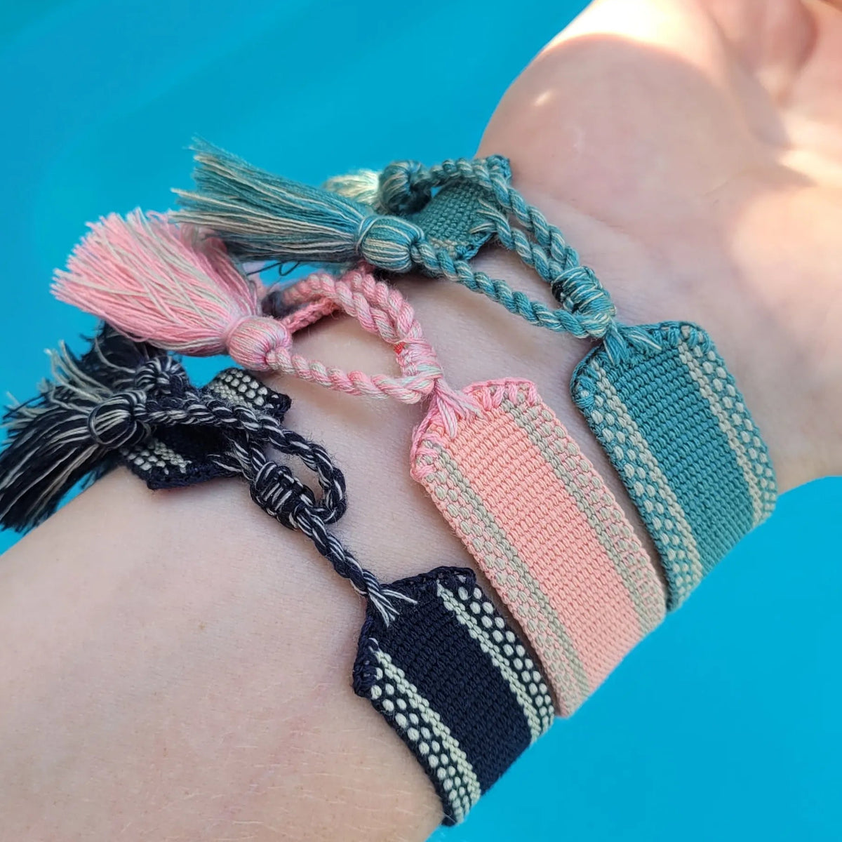 bracelet J’adore en tissu bleu marine, une inspiration iconique de la marque Dior