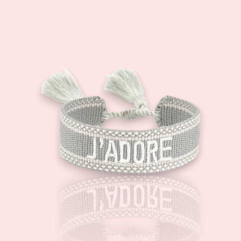 bracelet J’adore en tissu gris clair, un bracelet en tissu à nouer tendance