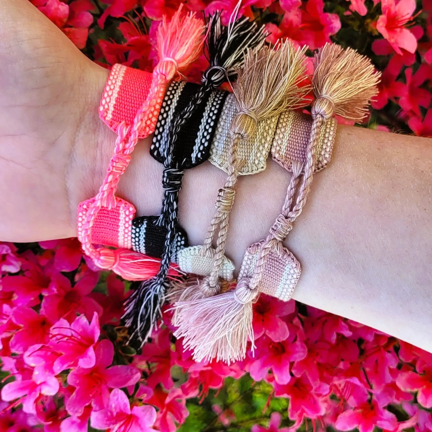 bracelet J’adore en tissu noir, un bracelet inspiré par le bracelet de Christian Dior en tissu iconique en 2025