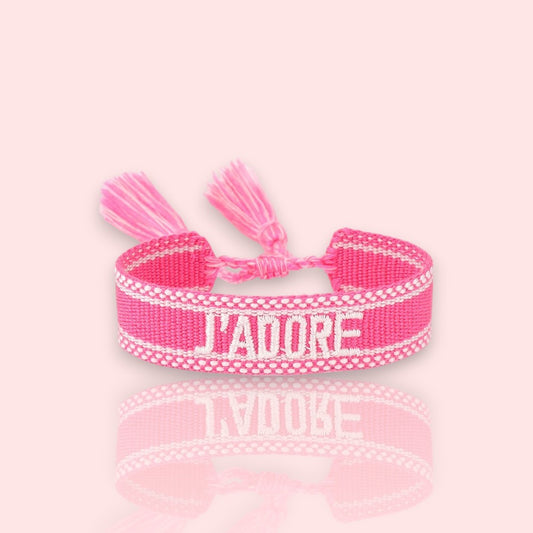 bracelet J’adore en tissu rose fluo, un bracelet en tissu à nouer tendance en 2025