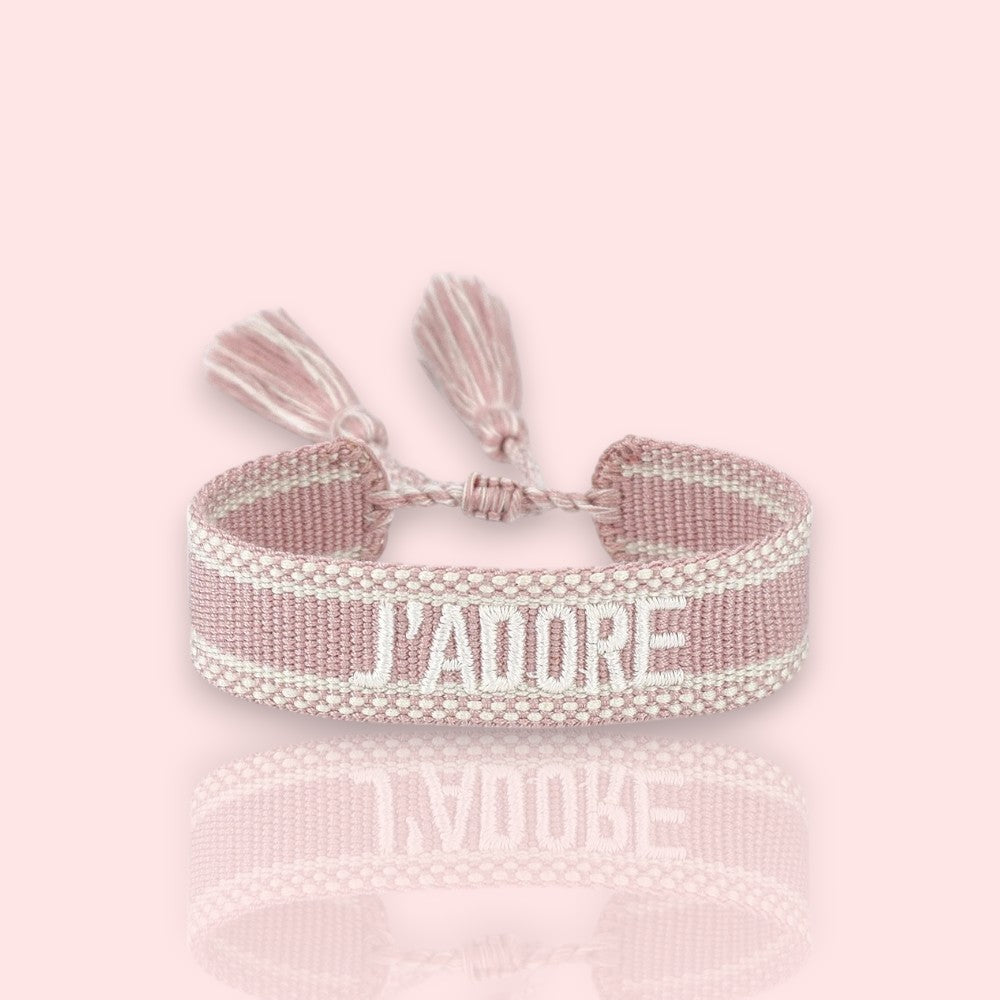 bracelet J’adore en tissu rose pâle, un bracelet en tissu à nouer tendance en 2025