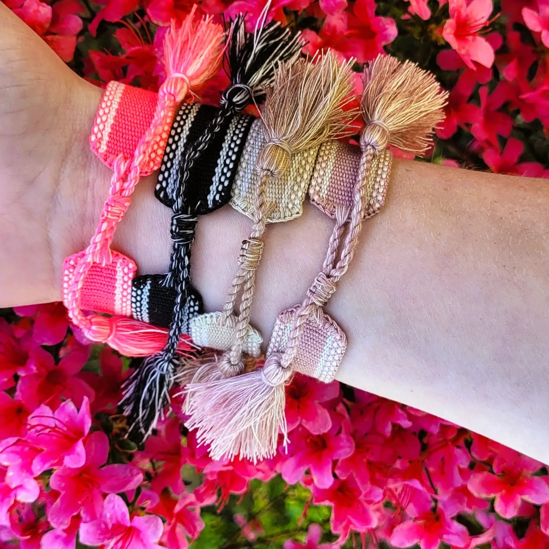 bracelet J’adore en tissu rose pâle, une inspiration de la marque Dior iconique en 2025