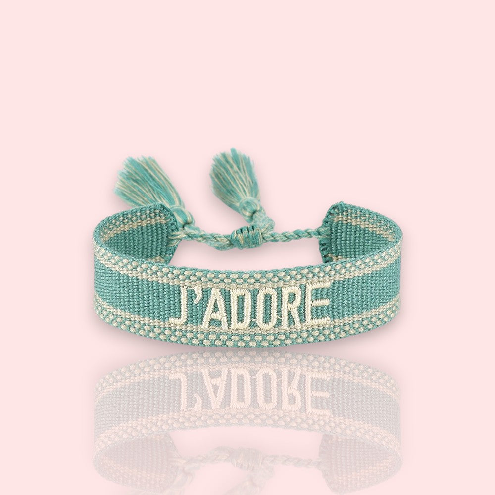 bracelet J’adore en tissu vert sauge, un bracelet en tissu à nouer tendance