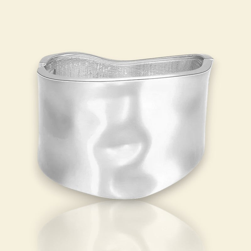 bracelet Celline, une manchette argentée sculpturale