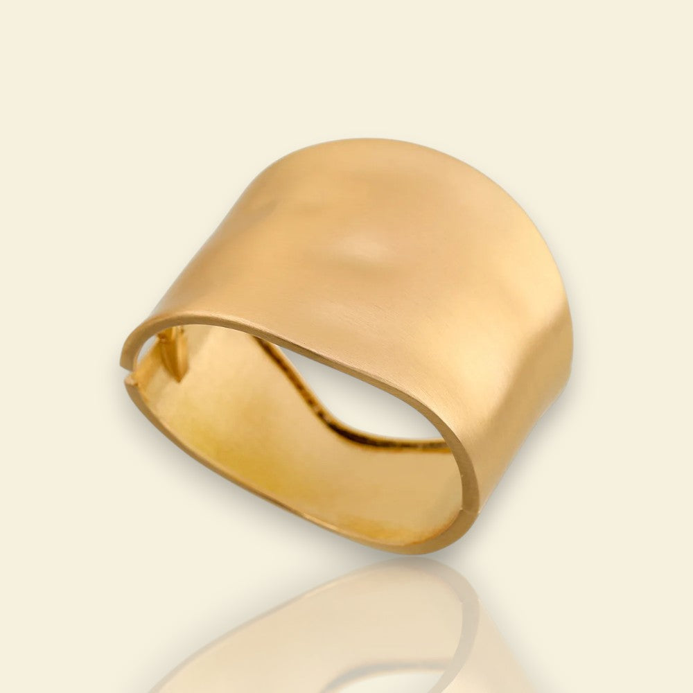 bracelet Celline, une manchette dorée à l’effet brut