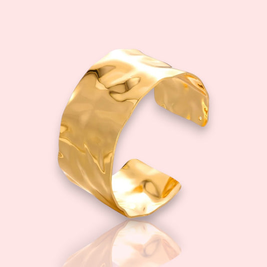 manchette dorée Cléa, un bracelet large pour femme au fini martelé