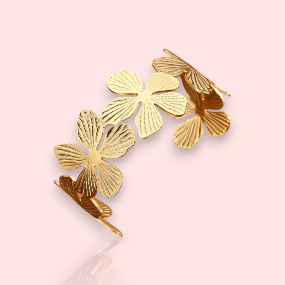 manchette dorée Flora, un bracelet large pour femme avec des fleurs