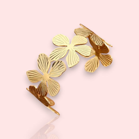 manchette dorée Flora, un bracelet large pour femme avec des fleurs