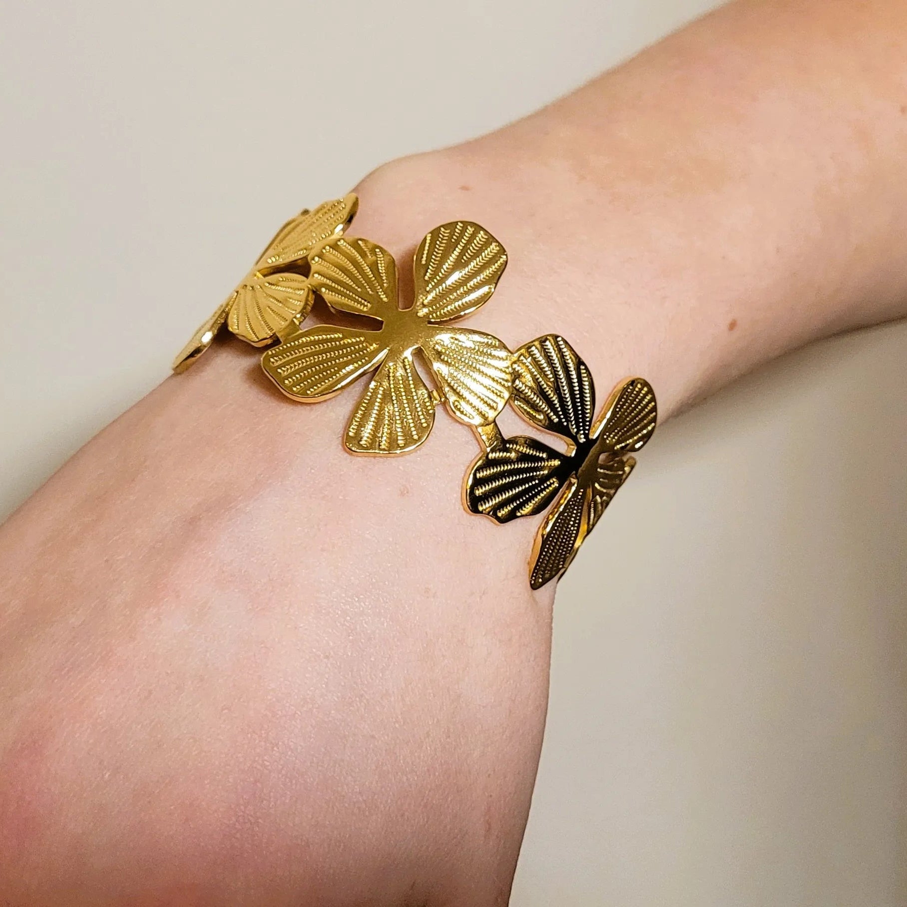manchette dorée Flora, un bracelet large pour femme tendance