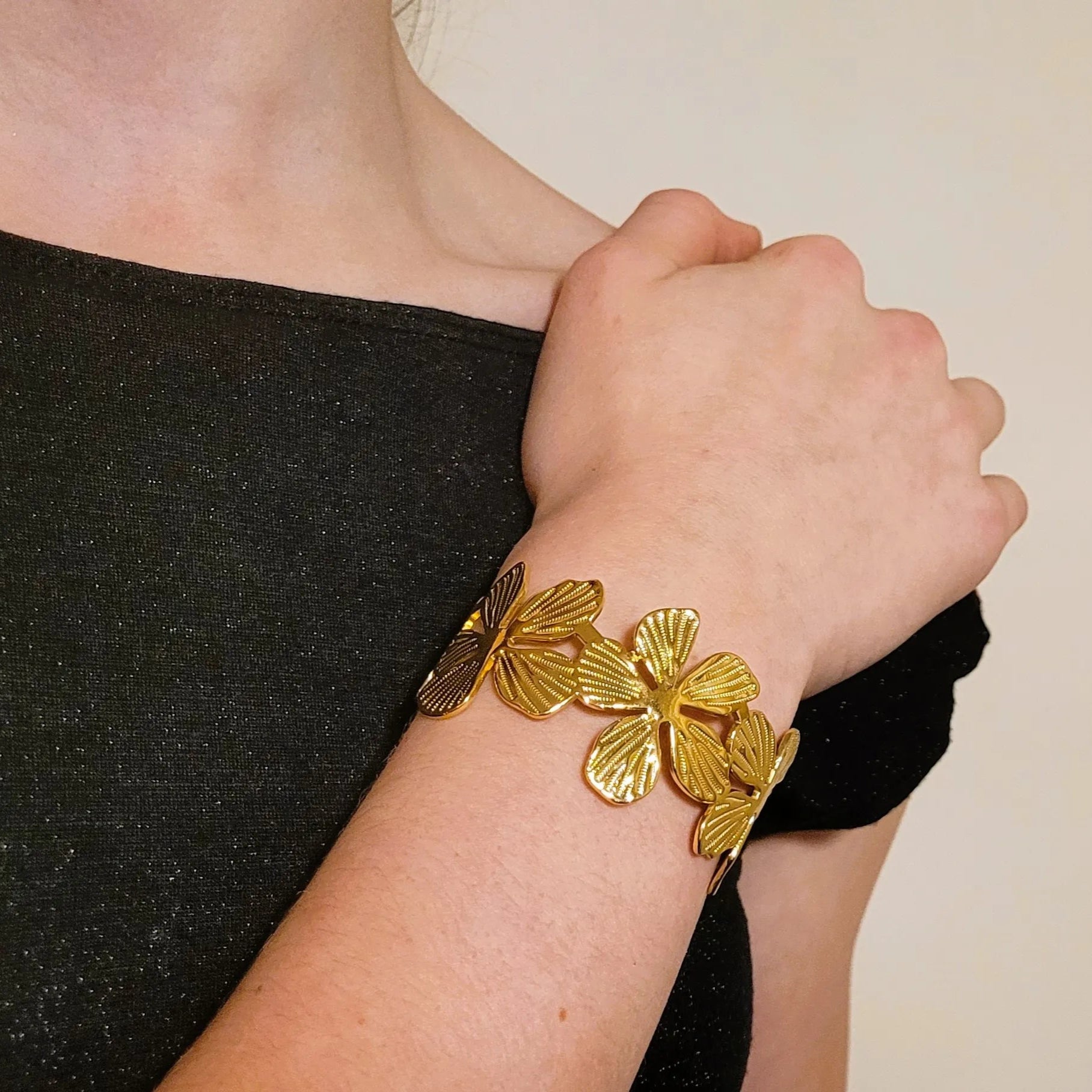 manchette dorée Flora, un bracelet large pour femme en acier inoxydable