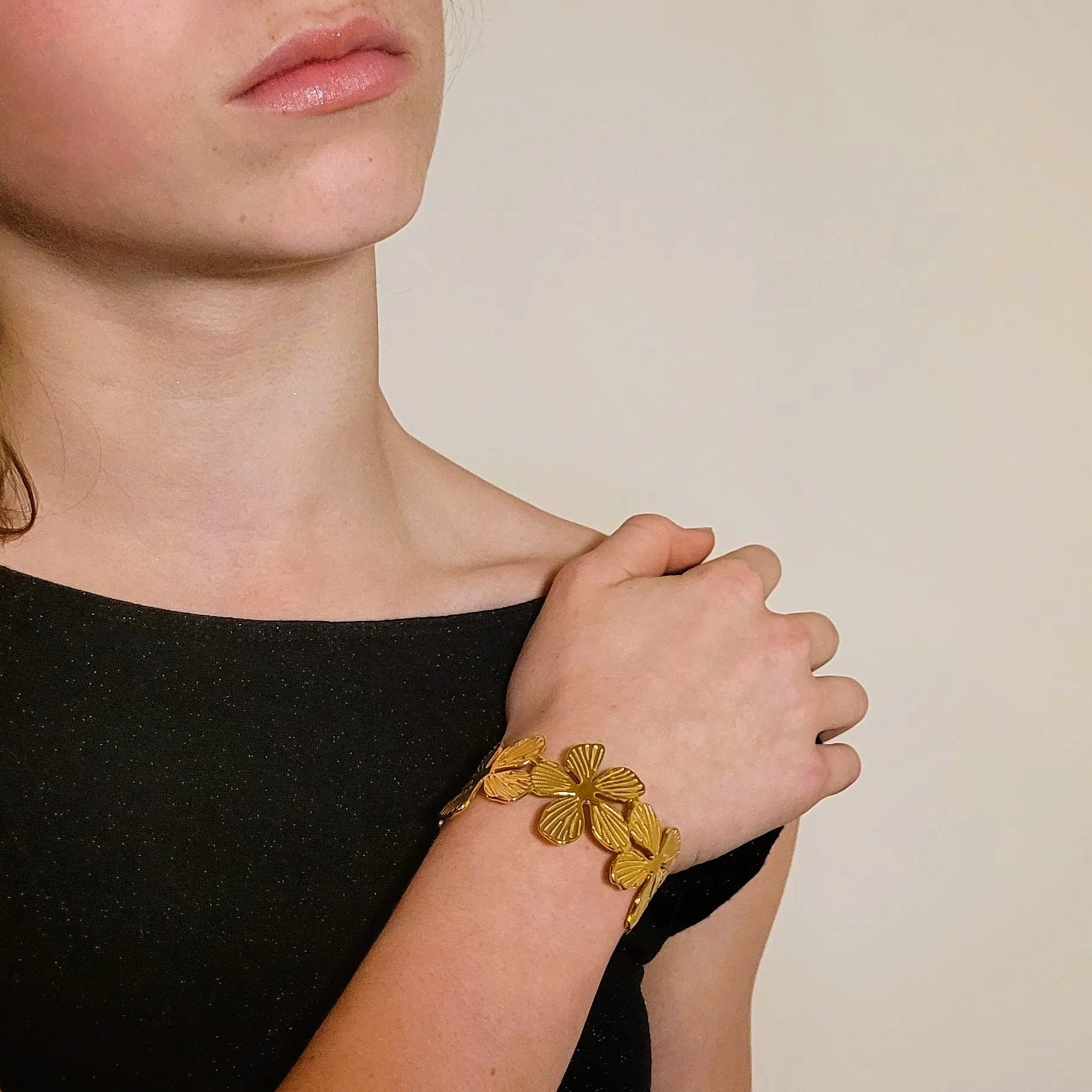 manchette dorée Flora, un bracelet large pour femme qui capte la lumière