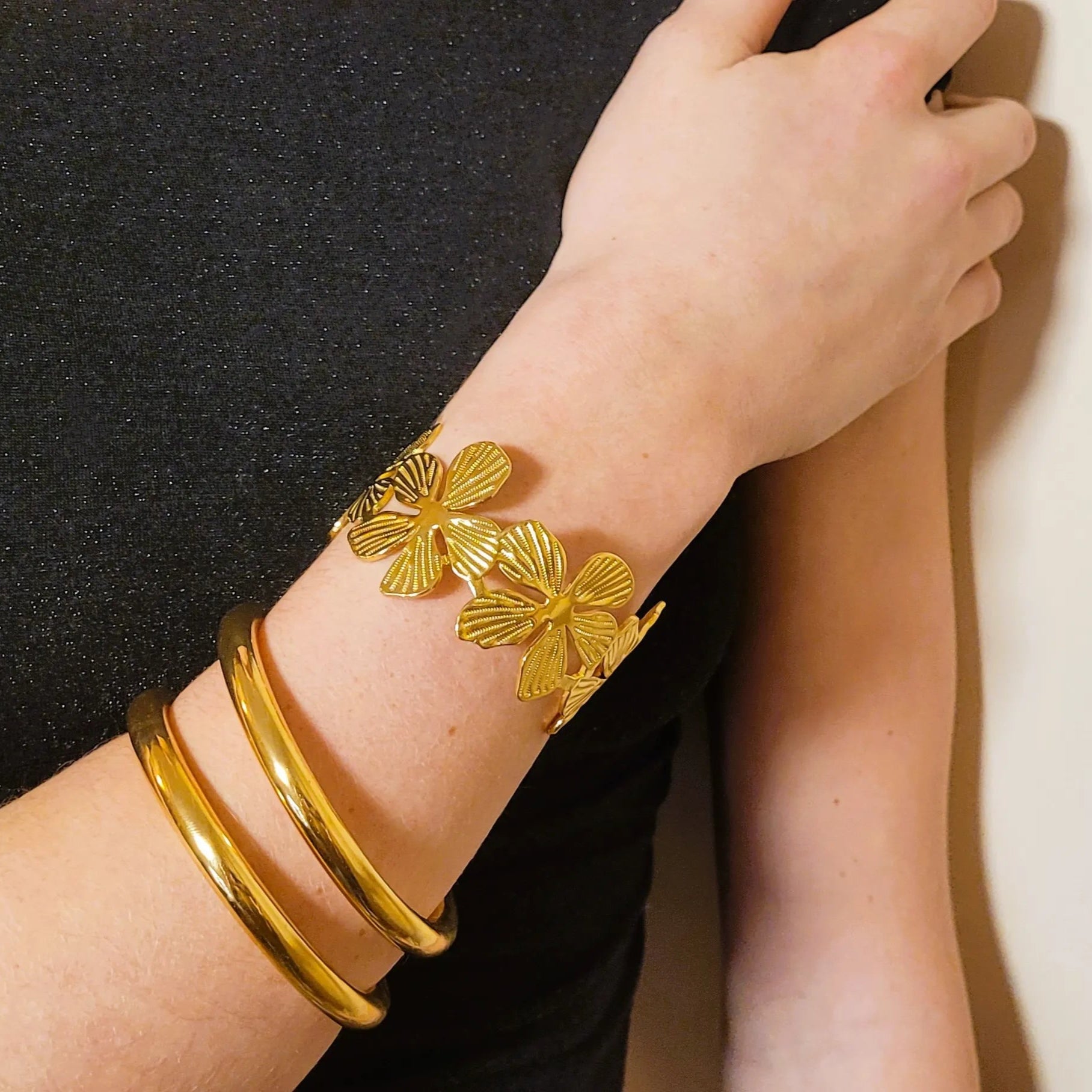 manchette dorée Flora, un bracelet large pour femme à la mode