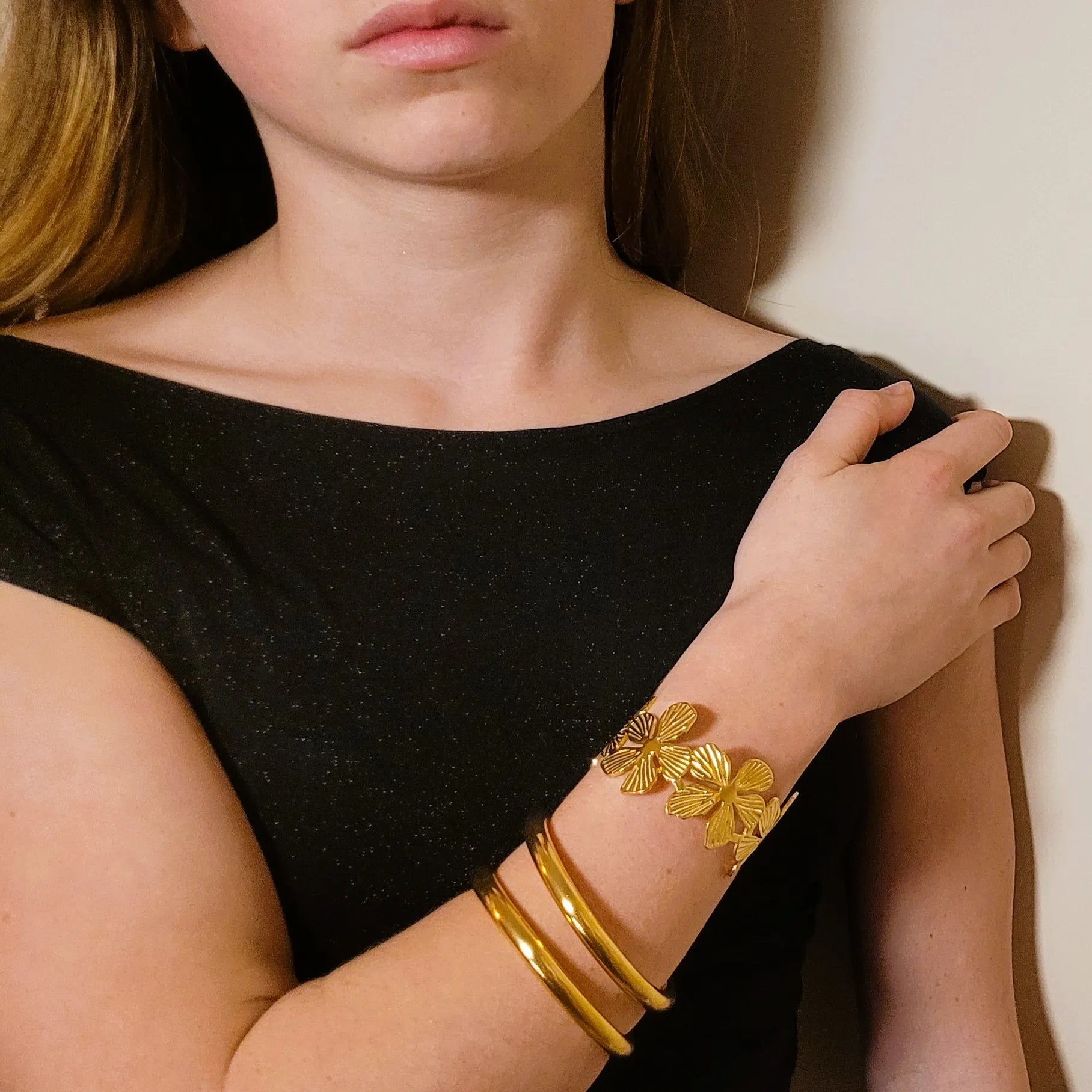 manchette dorée Flora, un bracelet rigide pour femme avec des fleurs