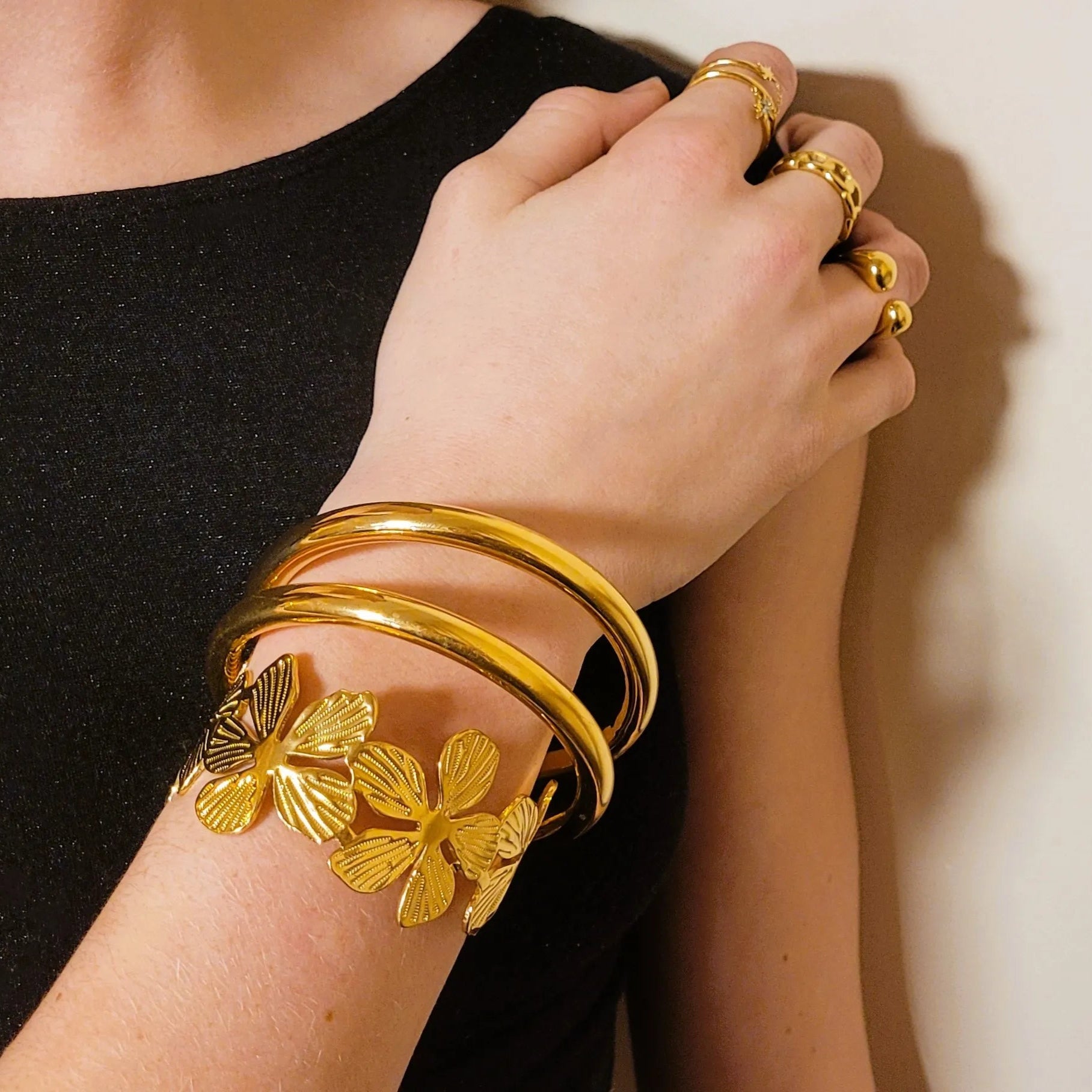 manchette dorée Flora, un bracelet rigide pour femme tendance
