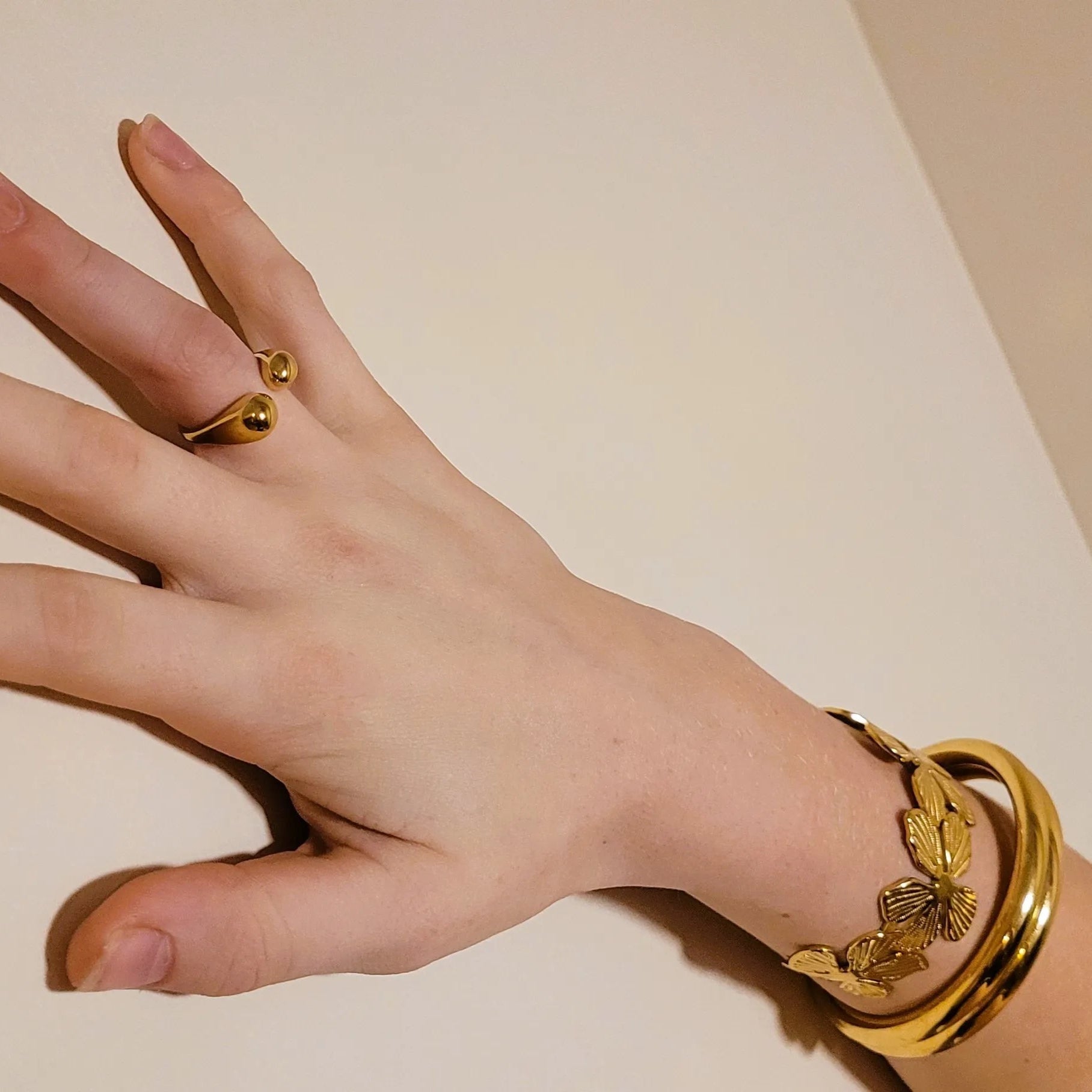 manchette dorée Flora, un bracelet rigide pour femme en acier inoxydable