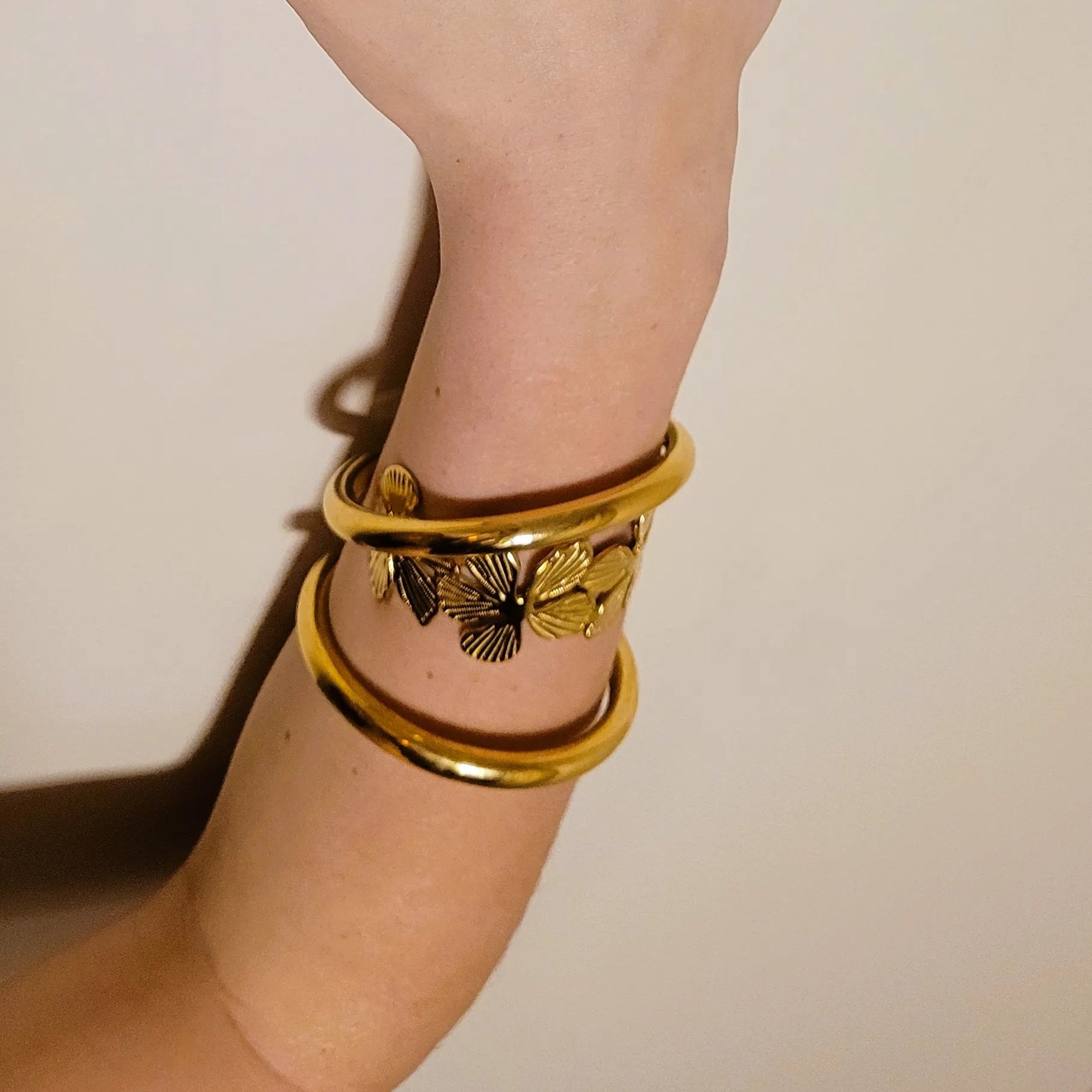manchette dorée Flora, un bracelet rigide pour femme qui capte la lumière