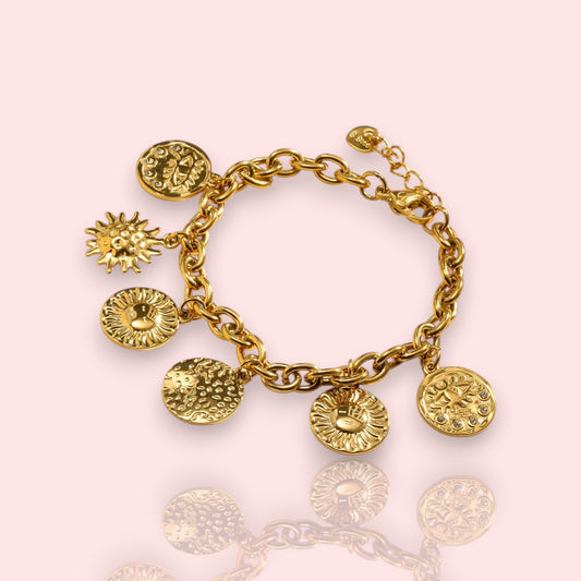 bracelet pendentif Sunset, un bracelet maille avec des breloques en forme de soleils