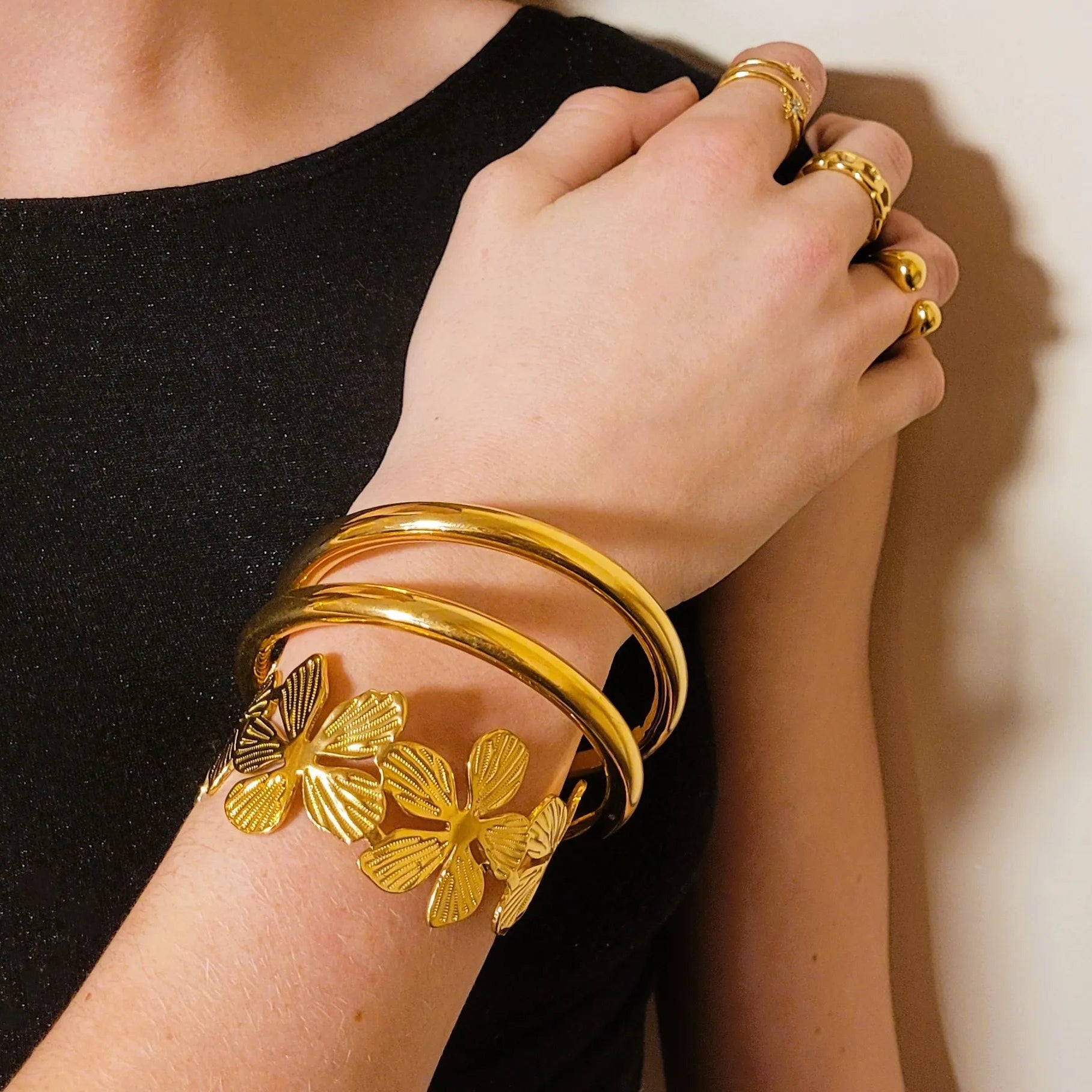 bracelet rigide Pretty doré, un jonc en acier inoxydable intemporel