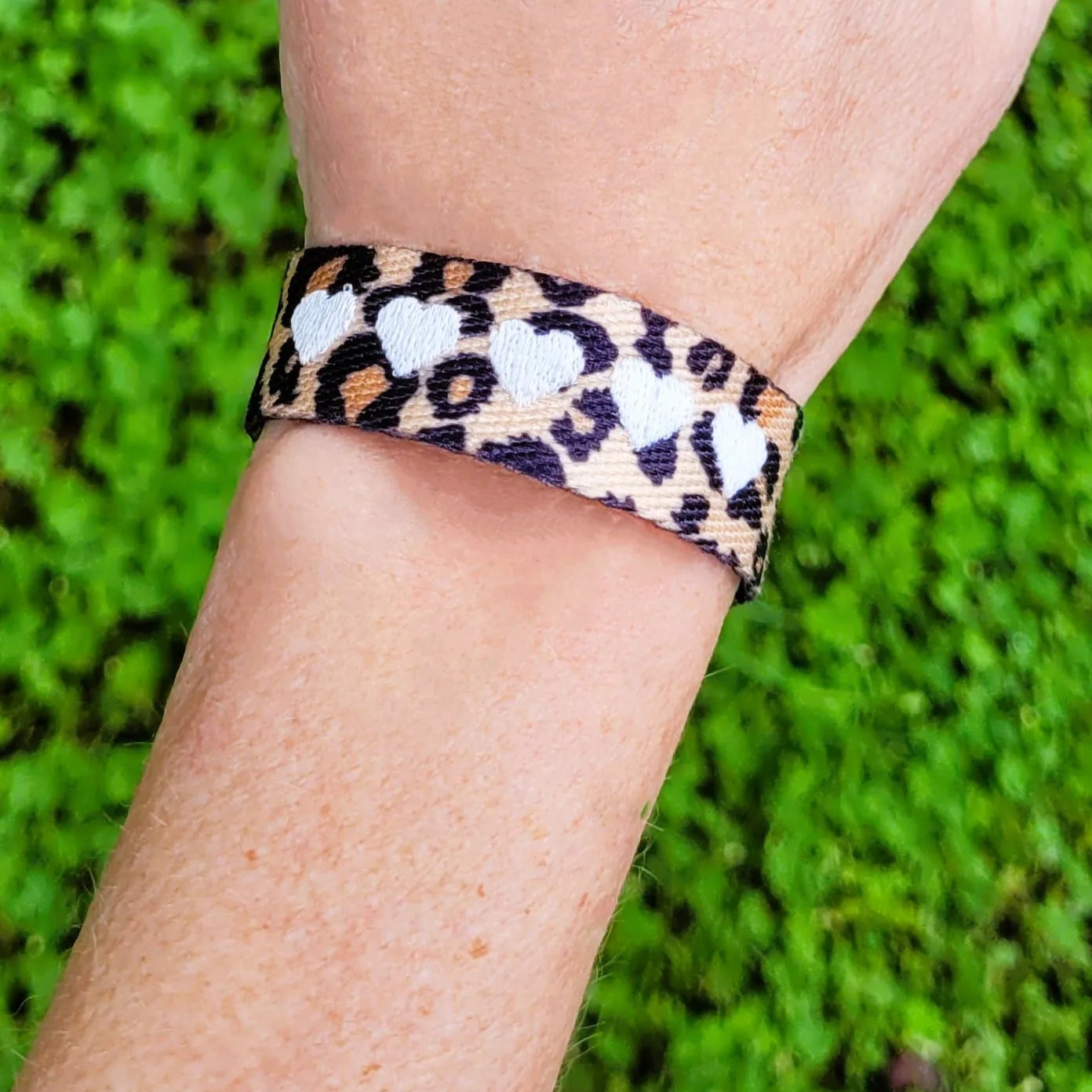 bracelet tissu à nouer Léo Love, un bijou tendance en 2025 inspiré par la marque Dior