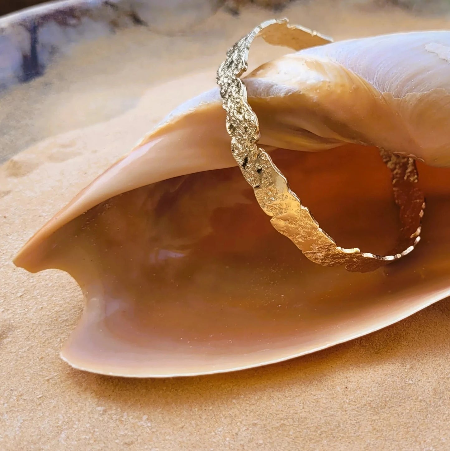 bracelets tendance pour femme comme le jonc Arya en laiton recouvert d’or 24 carats