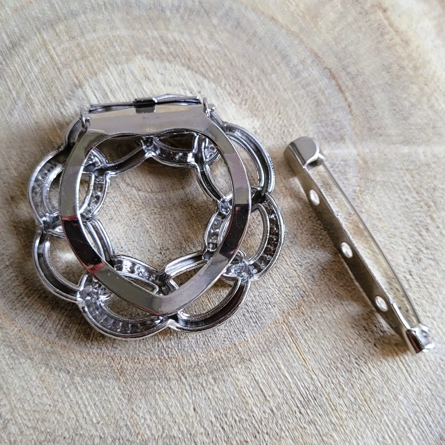 une broche argentée Anaelle de luxe en couronne de maillons