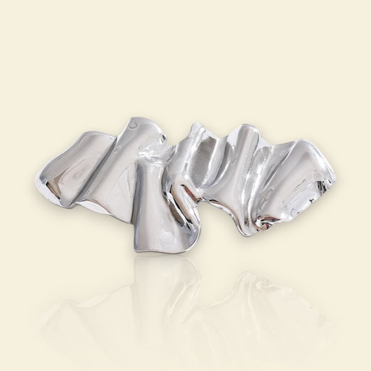 broche argentée Asmée, une broche sculpturale, bijou tendance en 2025