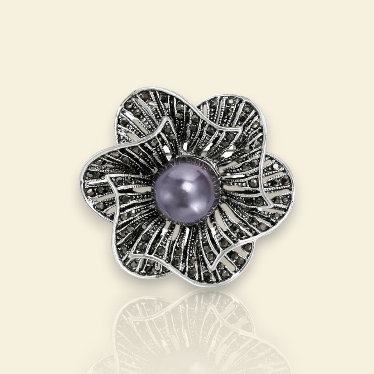 broche argentée Bellara, une broche pour vêtements en forme de fleur scintillante