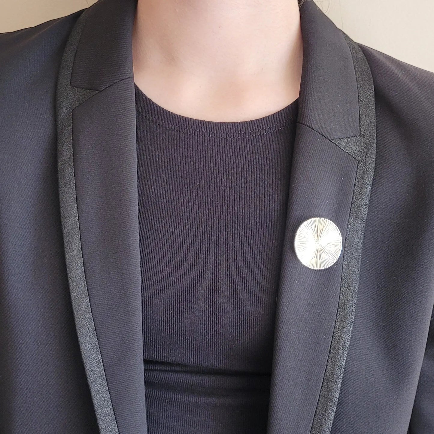 broche argentée Héméra, un bijou moderne au design solaire