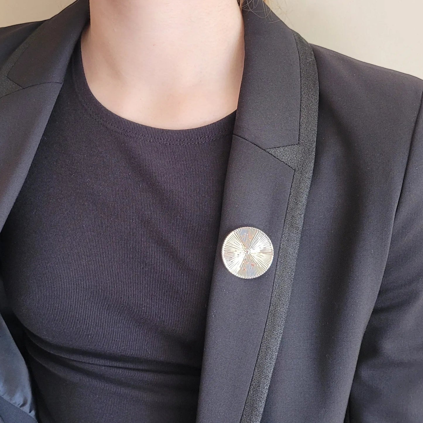 broche argentée Héméra, une broche au design solaire pour femme chic