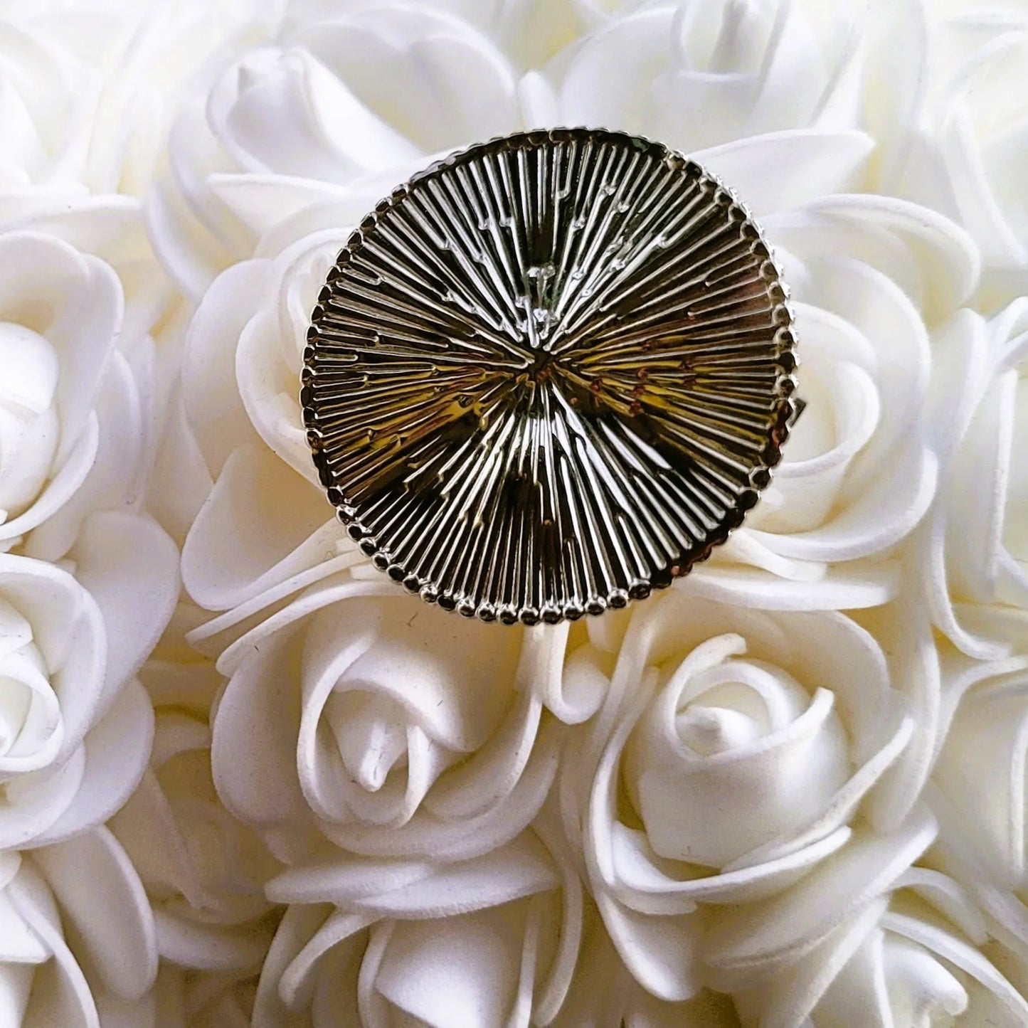 broche argentée Héméra, une broche au design solaire pour vêtement