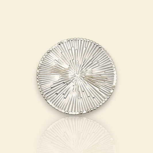 broche argentée Héméra, une broche au design solaire pour vêtement de femme