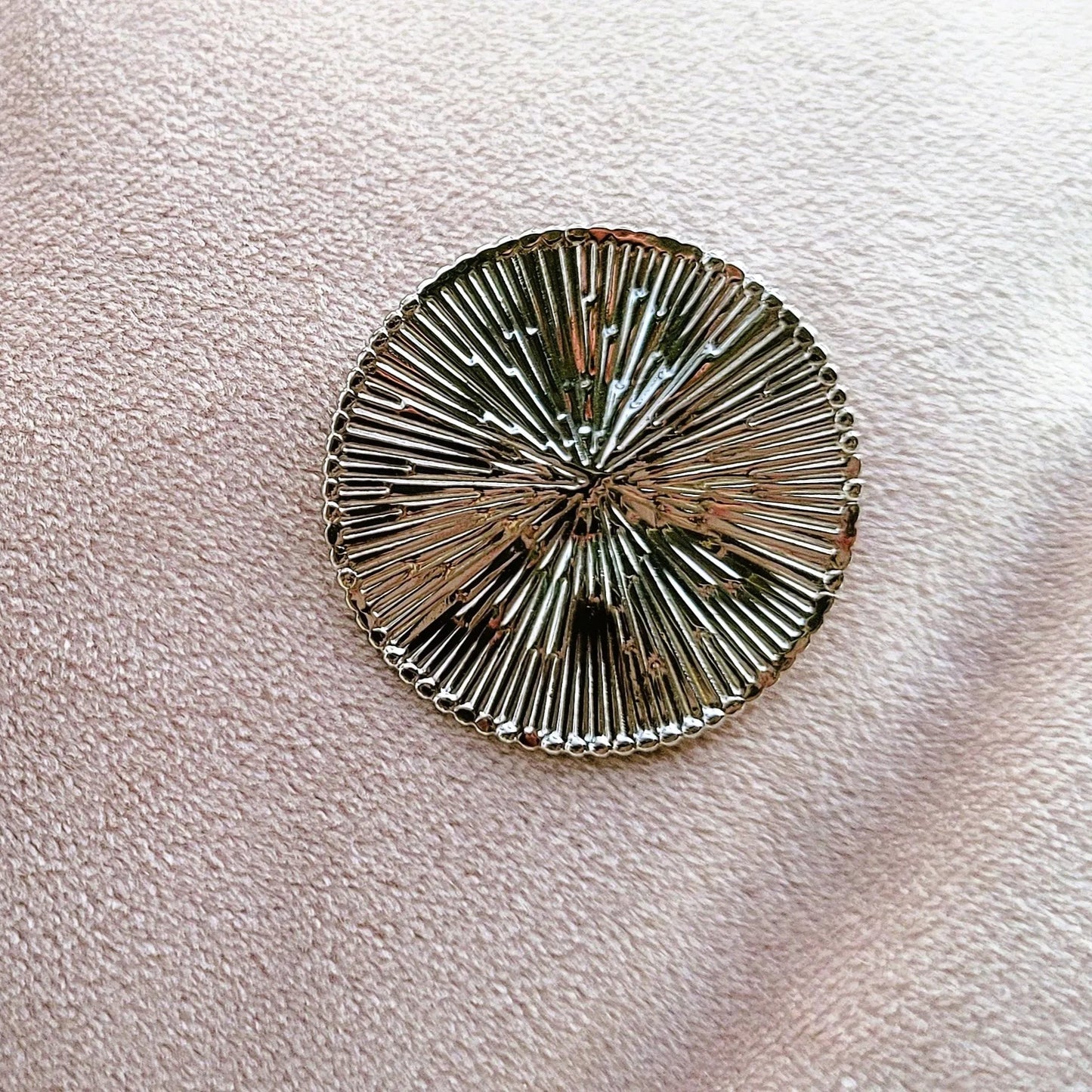 broche argentée Héméra, une broche en acier inoxydable pour vêtement de femme