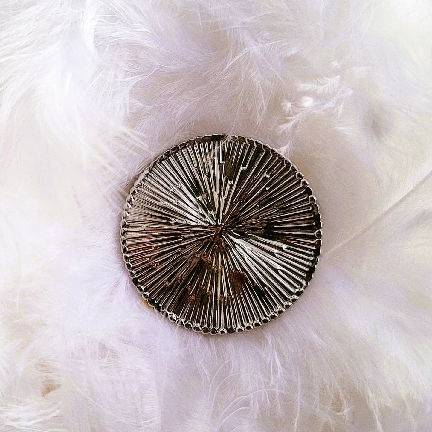 broche argentée Héméra au design solaire de la collection de broches bijoux