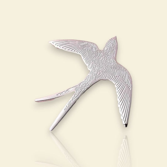 broche argentée Hyrondel d’une hirondelle texturée de la collection de broches bijoux