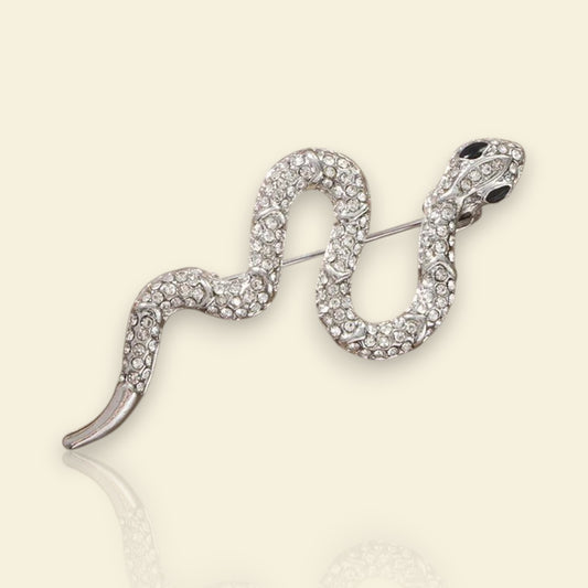 broche argentée Naja, une broche serpent, bijou tendance en 2025