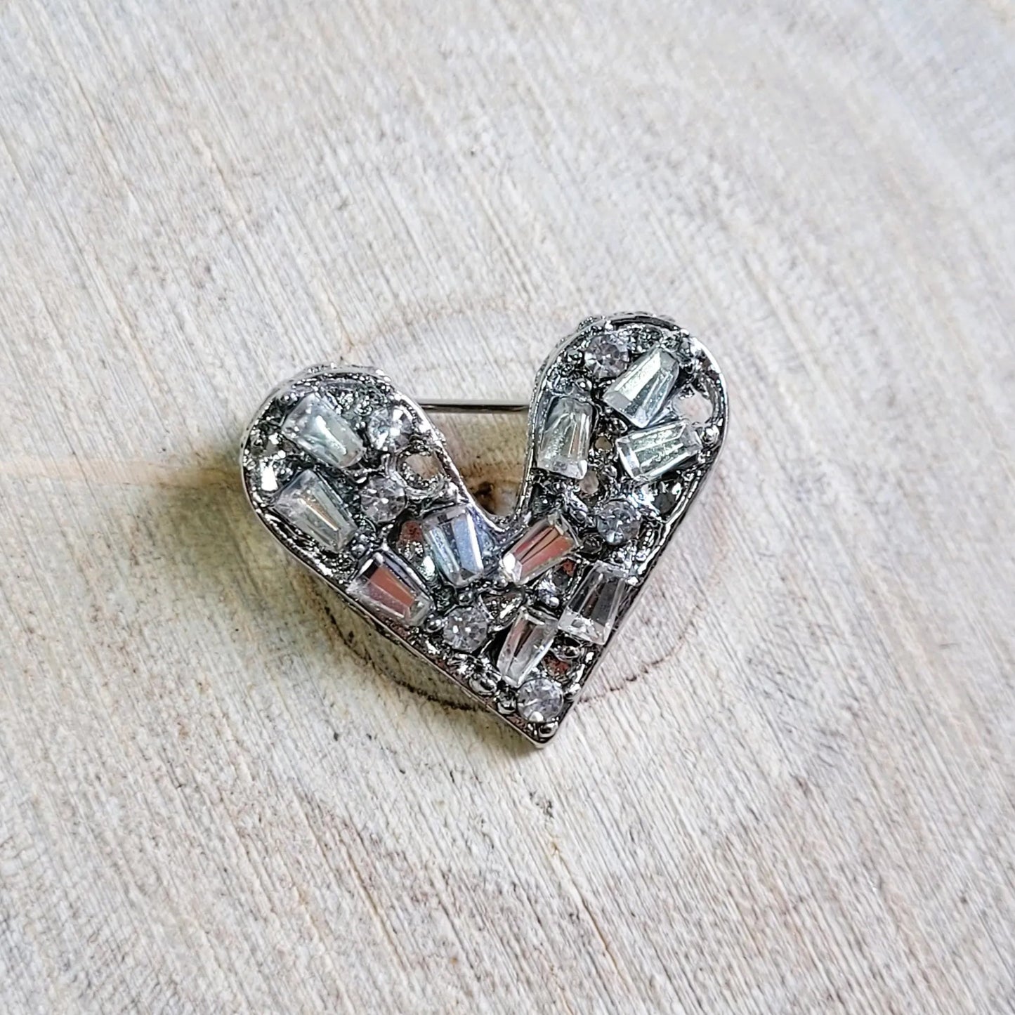broche argentée Te quiero, un bijou moderne d’un petit cœur fait de barrettes de strass
