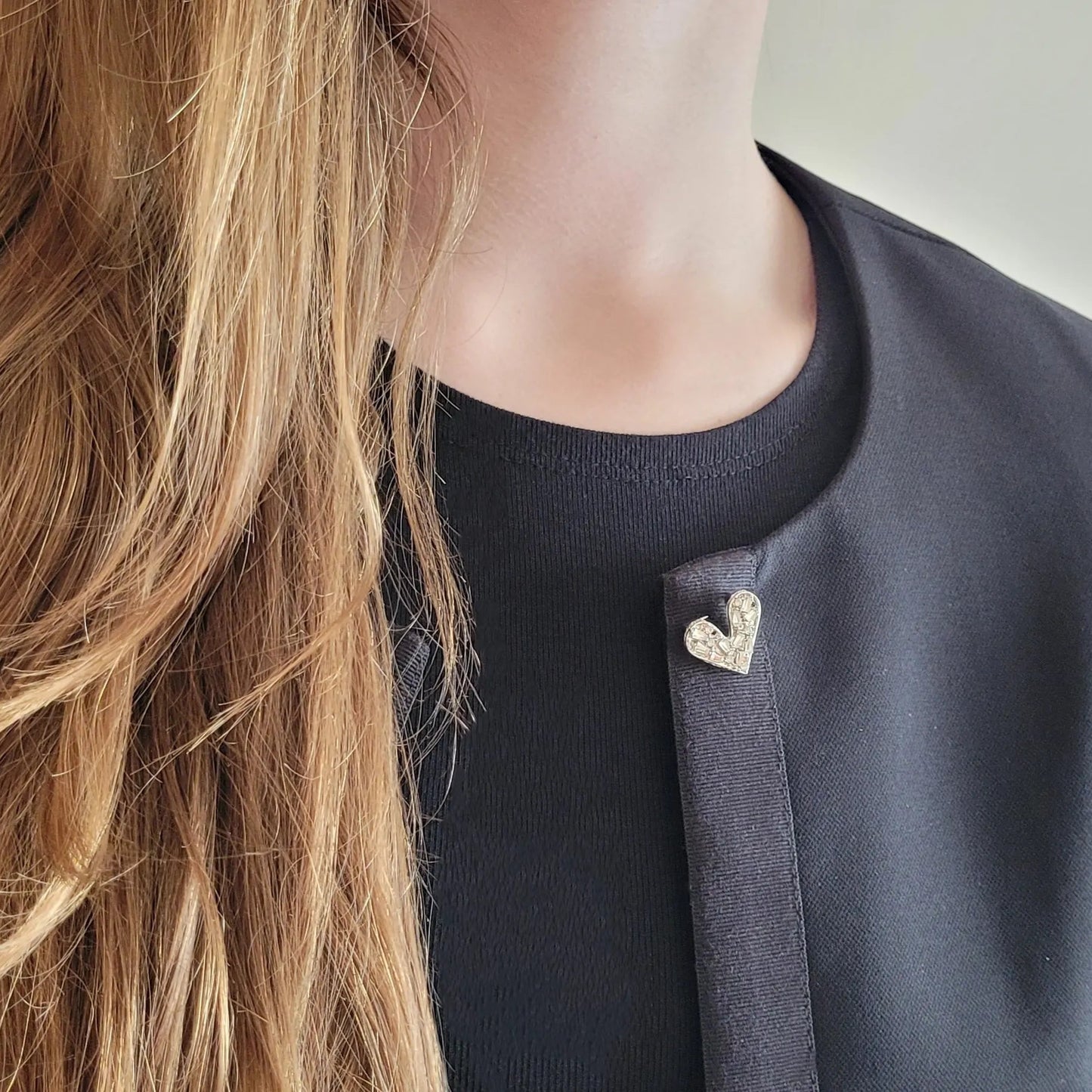 broche argentée Te quiero, une broche bijoux d’un petit cœur fait de barrettes de strass