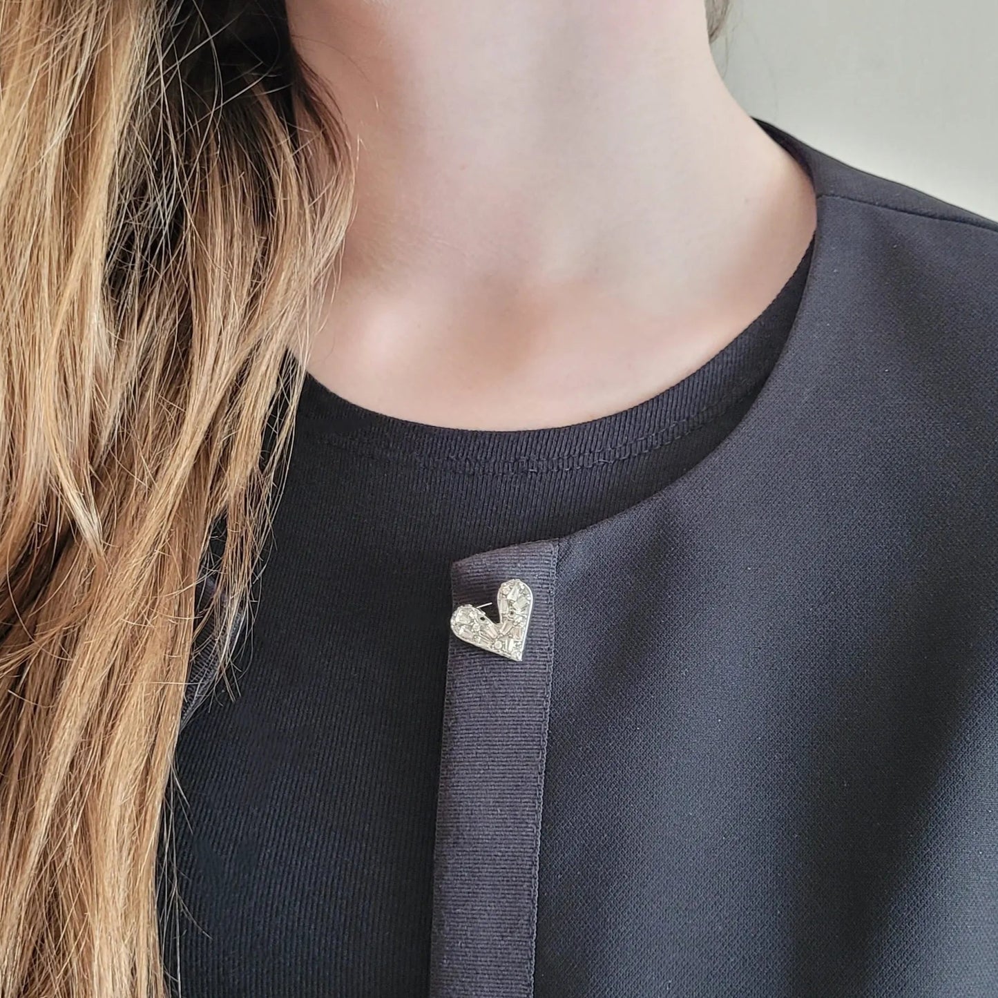 broche argentée Te quiero, une broche d’un petit cœur fait de barrettes de strass pour femme