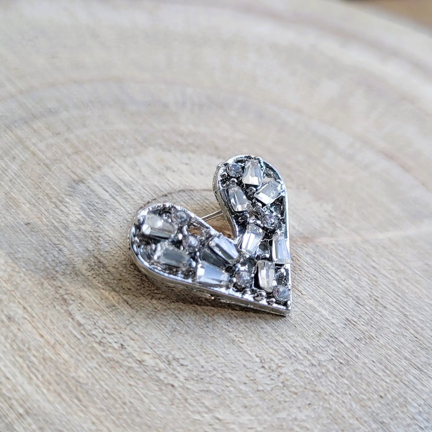 une broche argentée Te quiero de luxe d’un petit cœur fait de barrettes de strass