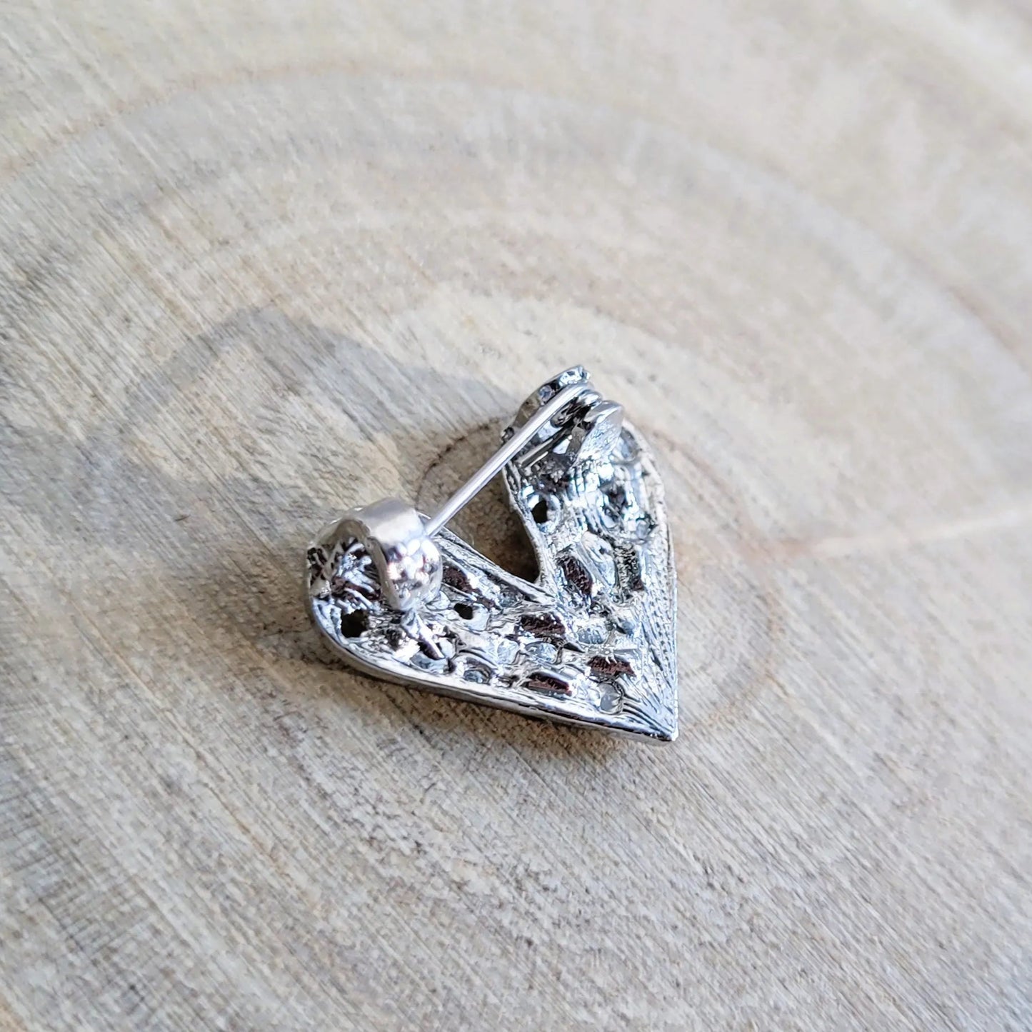 une broche argentée Te quiero d’un petit cœur fait de barrettes de strass pour sublimer un petit haut