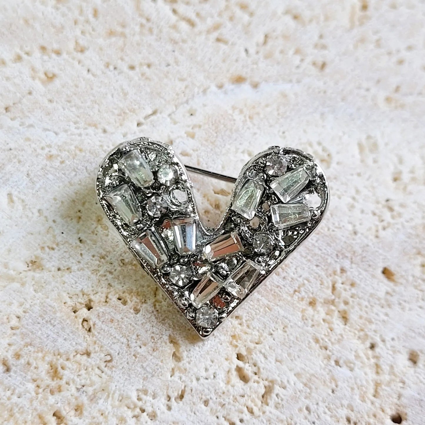broche argentée Te quiero, une broche d’un petit cœur fait de barrettes de strass pour vêtement de femme