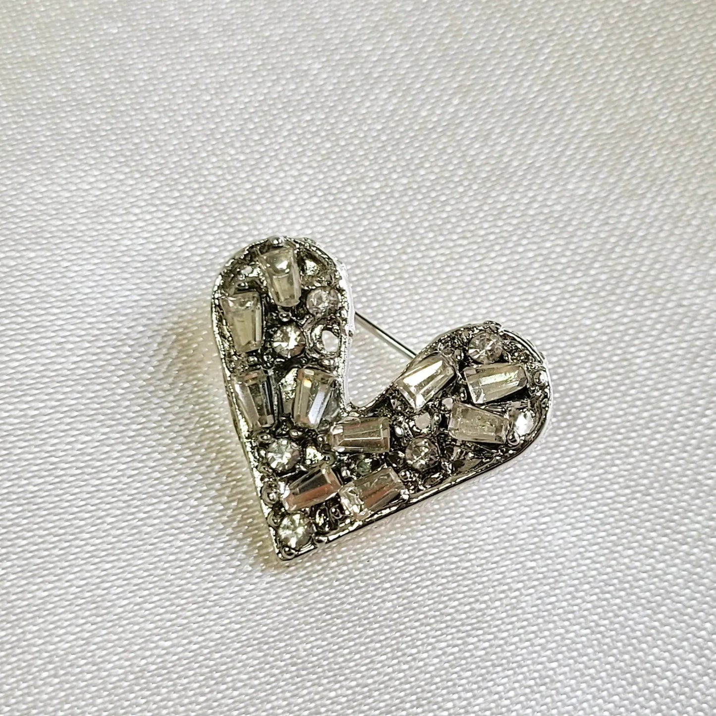 broche argentée Te quiero d’un petit cœur fait de barrettes de strass de la collection de broches bijoux